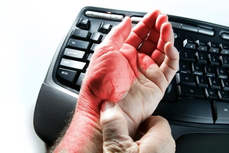 peut-on-travailler-apres-une-infiltration-du-canal-carpien